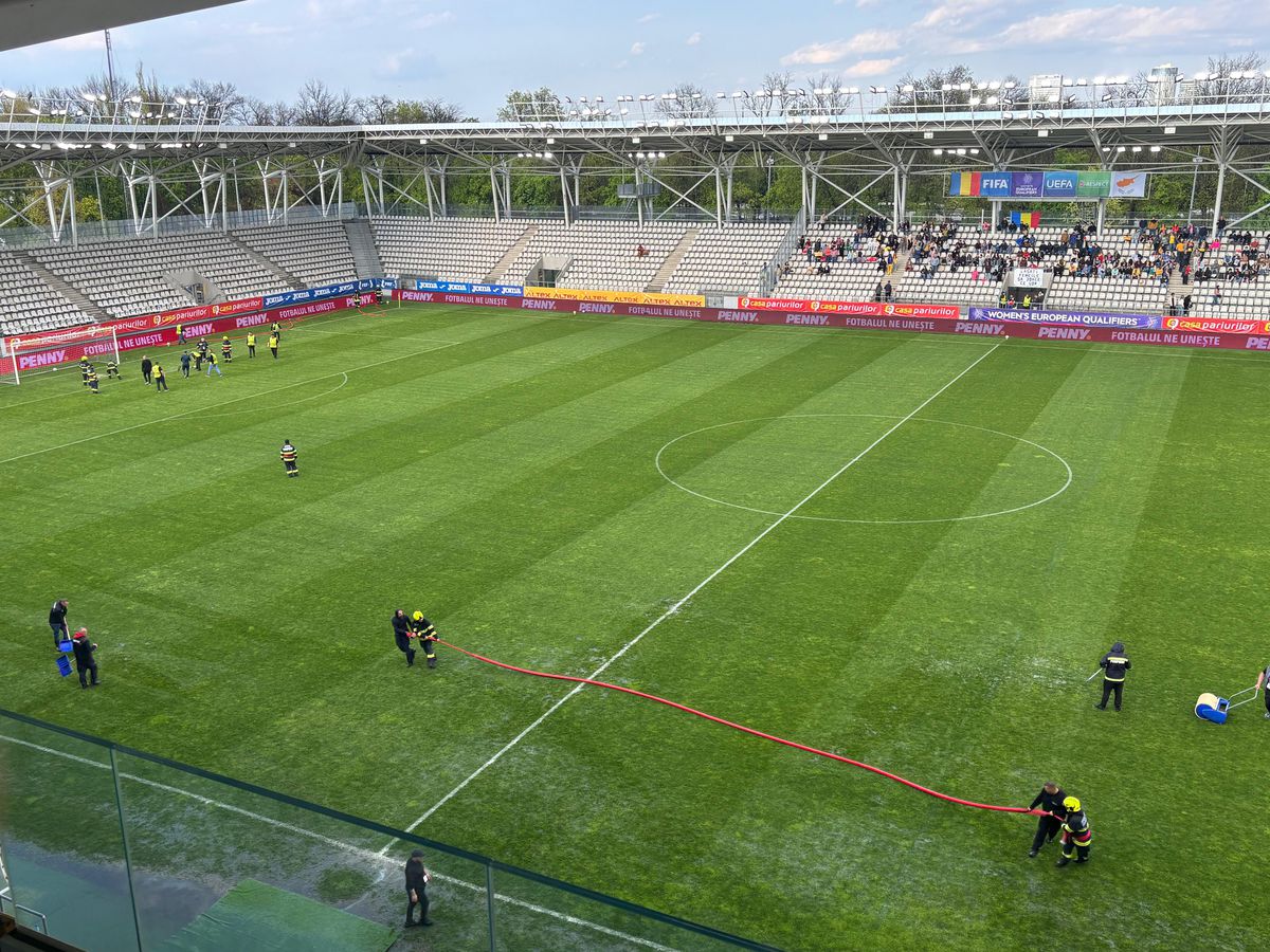 Imagini neconvenționale! Probleme grave la stadionul de 37 de milioane: meci întrerupt două ore » Aici va juca Dinamo în play-off