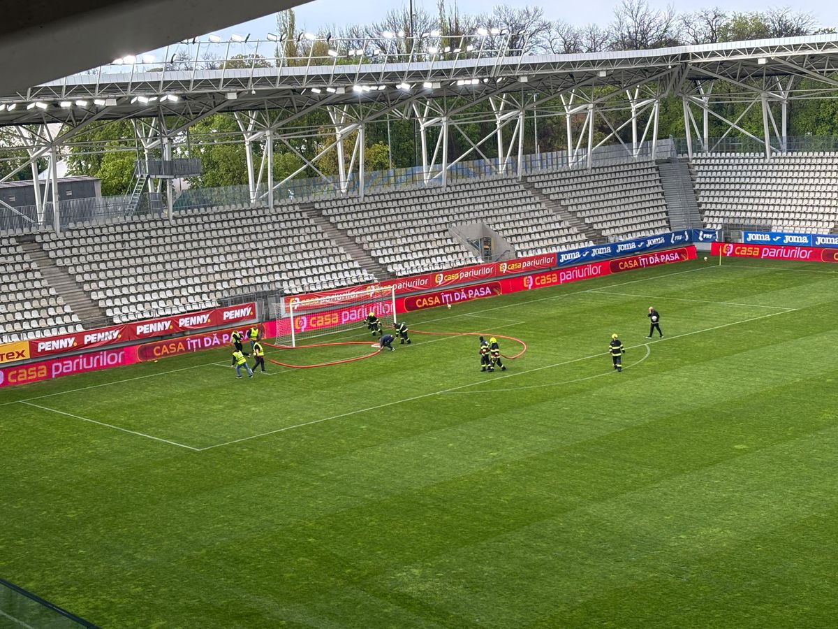 Imagini neconvenționale! Probleme grave la stadionul de 37 de milioane: meci întrerupt două ore » Aici va juca Dinamo în play-off