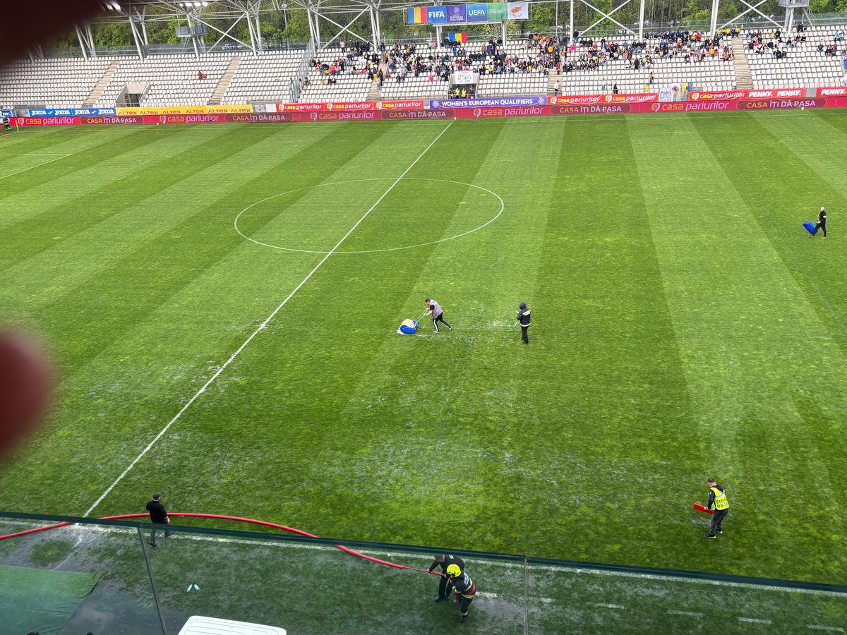 Imagini neconvenționale! Probleme grave la stadionul de 37 de milioane: meci întrerupt două ore » Aici va juca Dinamo în play-off