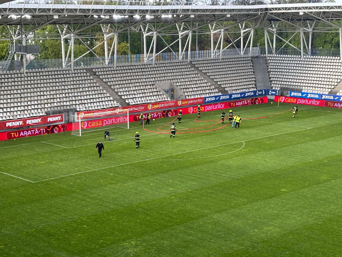 Imagini neconvenționale! Probleme grave la stadionul de 37 de milioane: meci întrerupt două ore » Aici va juca Dinamo în play-off