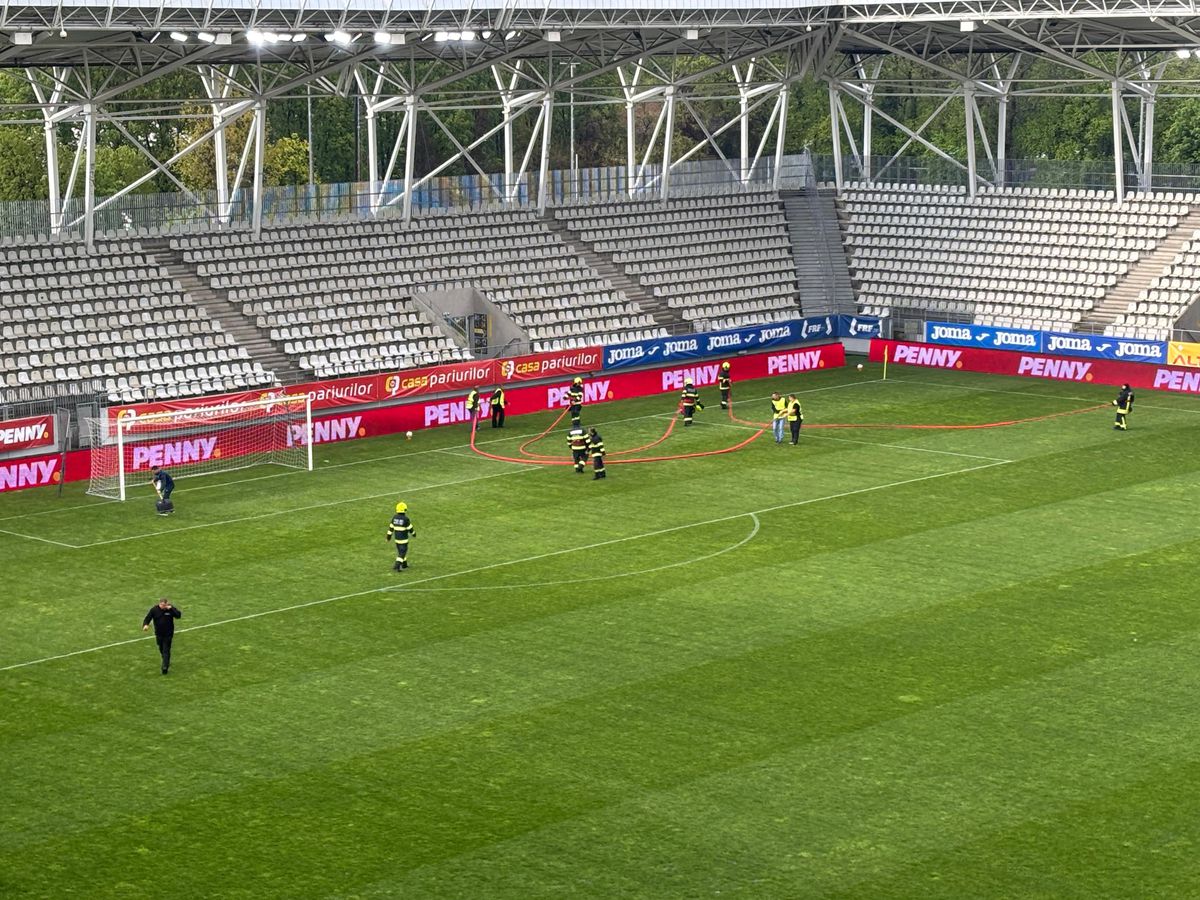 Imagini neconvenționale! Probleme grave la stadionul de 37 de milioane: meci întrerupt două ore » Aici va juca Dinamo în play-off