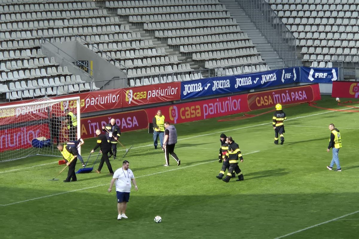 Imagini neconvenționale! Probleme grave la stadionul de 37 de milioane: meci întrerupt două ore » Aici va juca Dinamo în play-off