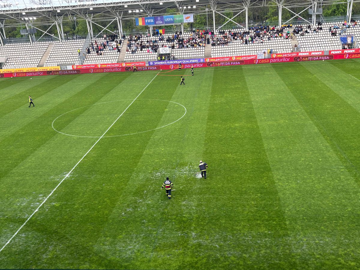 Imagini neconvenționale! Probleme grave la stadionul de 37 de milioane: meci întrerupt două ore » Aici va juca Dinamo în play-off