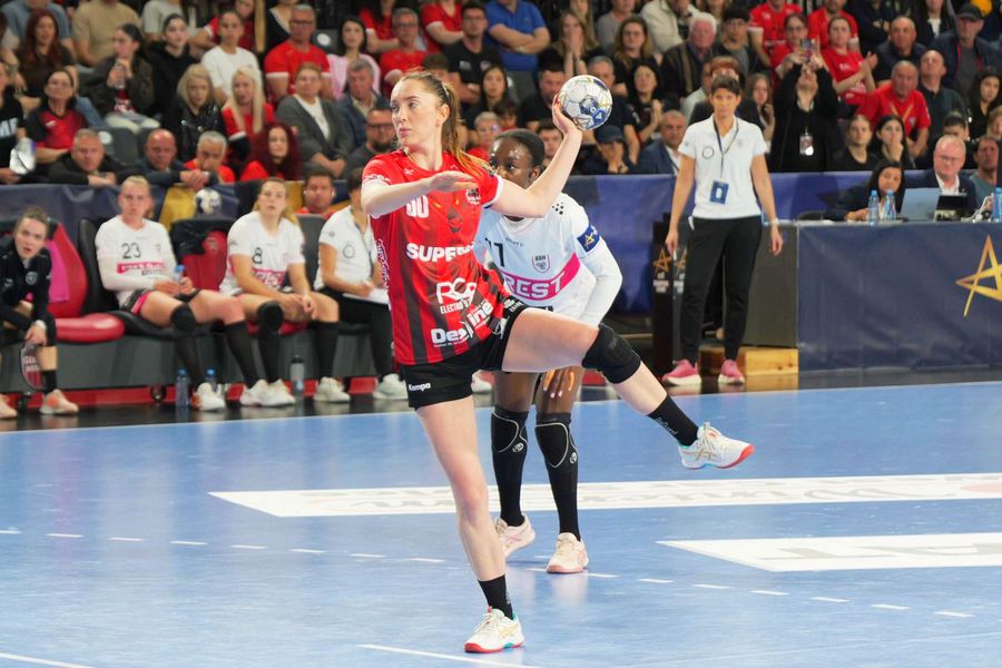 Cum s-a trăit Liga Campionilor la Bistrița: seism în sală, comando pe parchet, fete descălțate, mingi în figură și un antrenor ireal de calm!