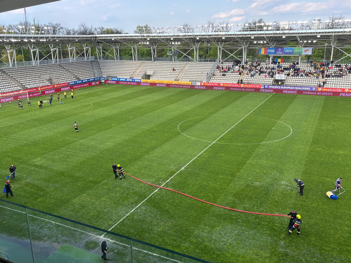 Imagini neconvenționale! Probleme grave la stadionul de 37 de milioane: meci întrerupt două ore » Aici va juca Dinamo în play-off