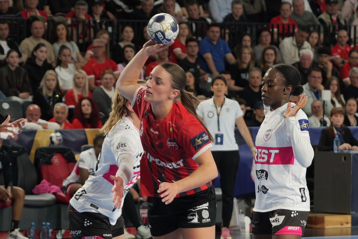 Cum s-a trăit Liga Campionilor la Bistrița: seism în sală, comando pe parchet, fete descălțate, mingi în figură și un antrenor ireal de calm!