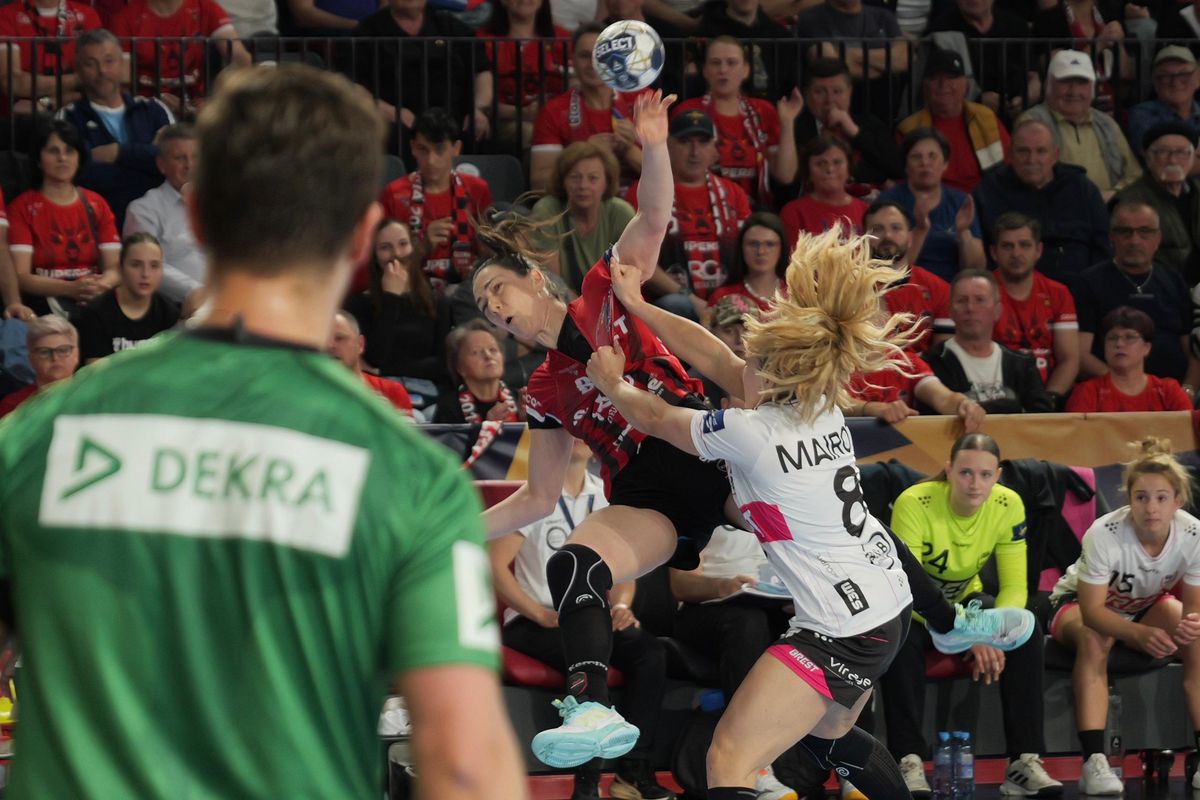 Cum s-a trăit Liga Campionilor la Bistrița: seism în sală, comando pe parchet, fete descălțate, mingi în figură și un antrenor ireal de calm!