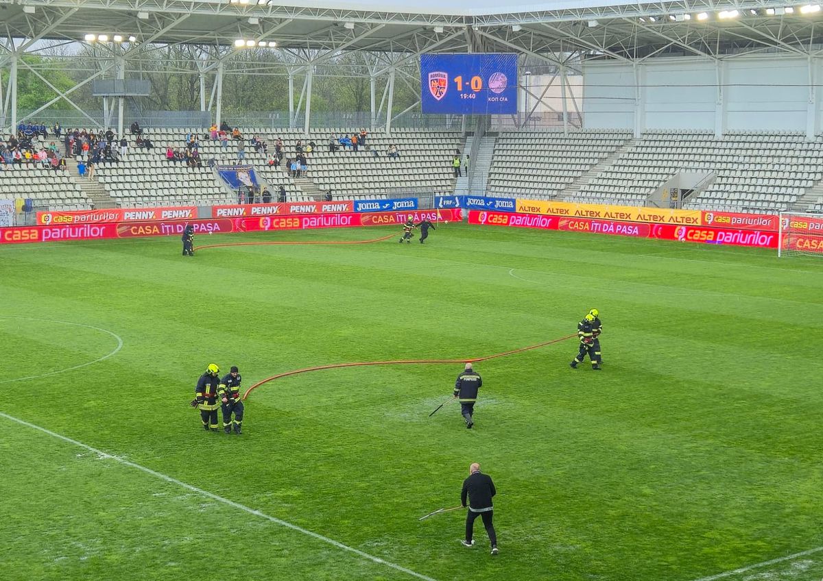 Imagini neconvenționale! Probleme grave la stadionul de 37 de milioane: meci întrerupt două ore » Aici va juca Dinamo în play-off