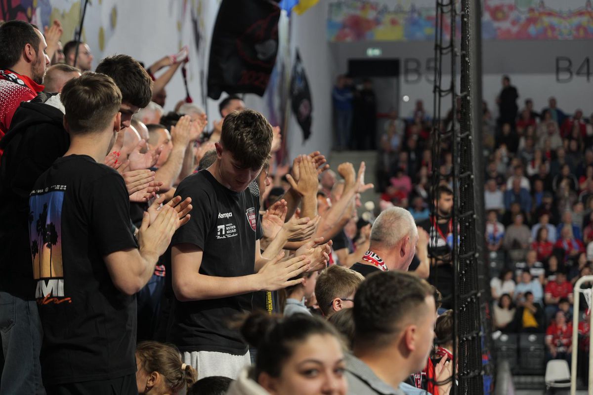 Cum s-a trăit Liga Campionilor la Bistrița: seism în sală, comando pe parchet, fete descălțate, mingi în figură și un antrenor ireal de calm!