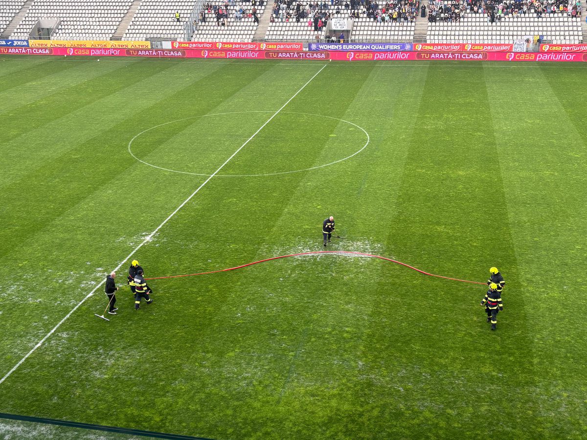 Imagini neconvenționale! Probleme grave la stadionul de 37 de milioane: meci întrerupt două ore » Aici va juca Dinamo în play-off