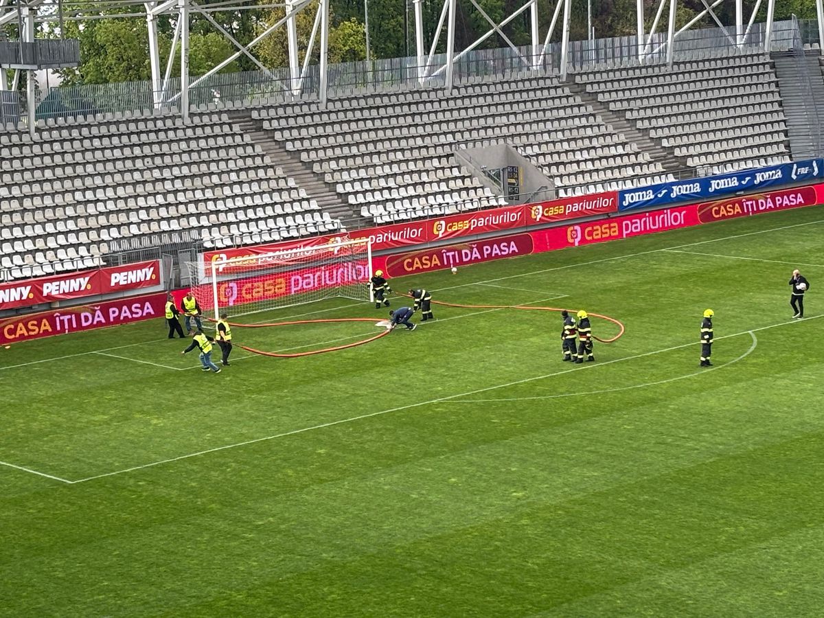 Imagini neconvenționale! Probleme grave la stadionul de 37 de milioane: meci întrerupt două ore » Aici va juca Dinamo în play-off