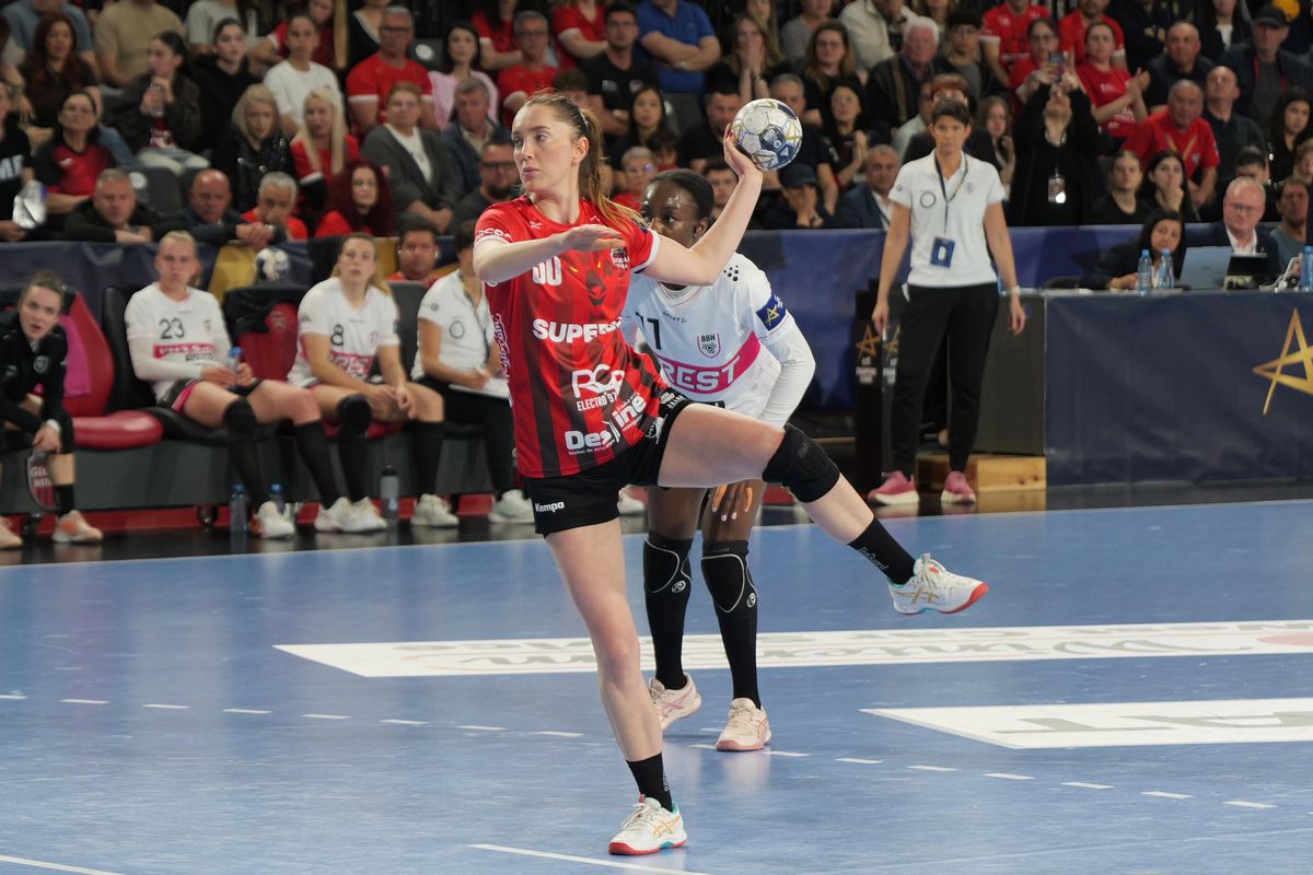 Cum s-a trăit Liga Campionilor la Bistrița: seism în sală, comando pe parchet, fete descălțate, mingi în figură și un antrenor ireal de calm!