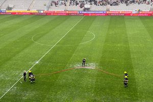 Imagini neconvenționale! Probleme grave la stadionul de 37 de milioane: meci întrerupt două ore » Aici va juca Dinamo în play-off