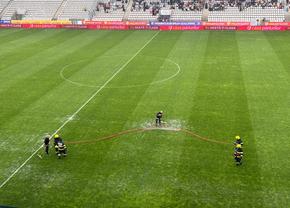 Imagini neconvenționale! Probleme grave la stadionul de 37 de milioane: meci întrerupt două ore » Aici va juca Dinamo în play-off