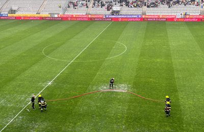 Imagini neconvenționale! Probleme grave la stadionul de 37 de milioane: meci întrerupt două ore » Aici va juca Dinamo în play-off