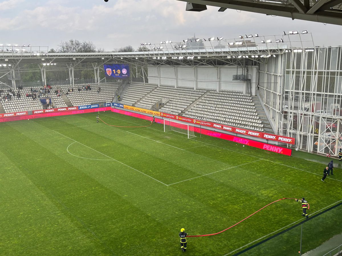 Imagini neconvenționale! Probleme grave la stadionul de 37 de milioane: meci întrerupt două ore » Aici va juca Dinamo în play-off