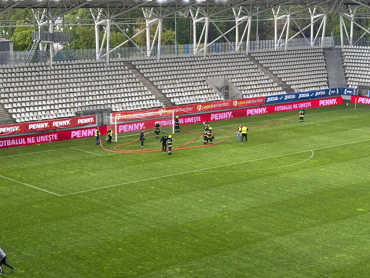 Imagini neconvenționale! Probleme grave la stadionul de 37 de milioane: meci întrerupt două ore » Aici va juca Dinamo în play-off