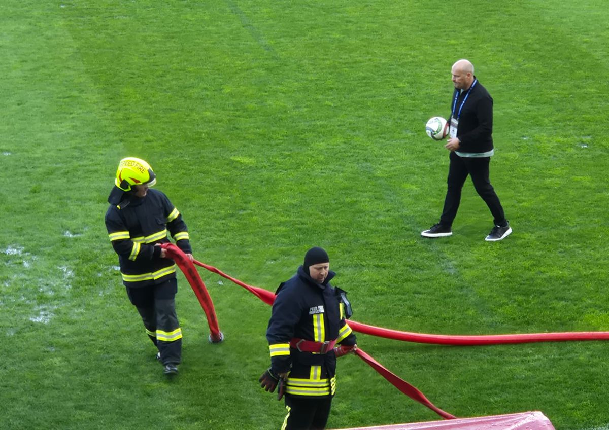 Imagini neconvenționale! Probleme grave la stadionul de 37 de milioane: meci întrerupt două ore » Aici va juca Dinamo în play-off