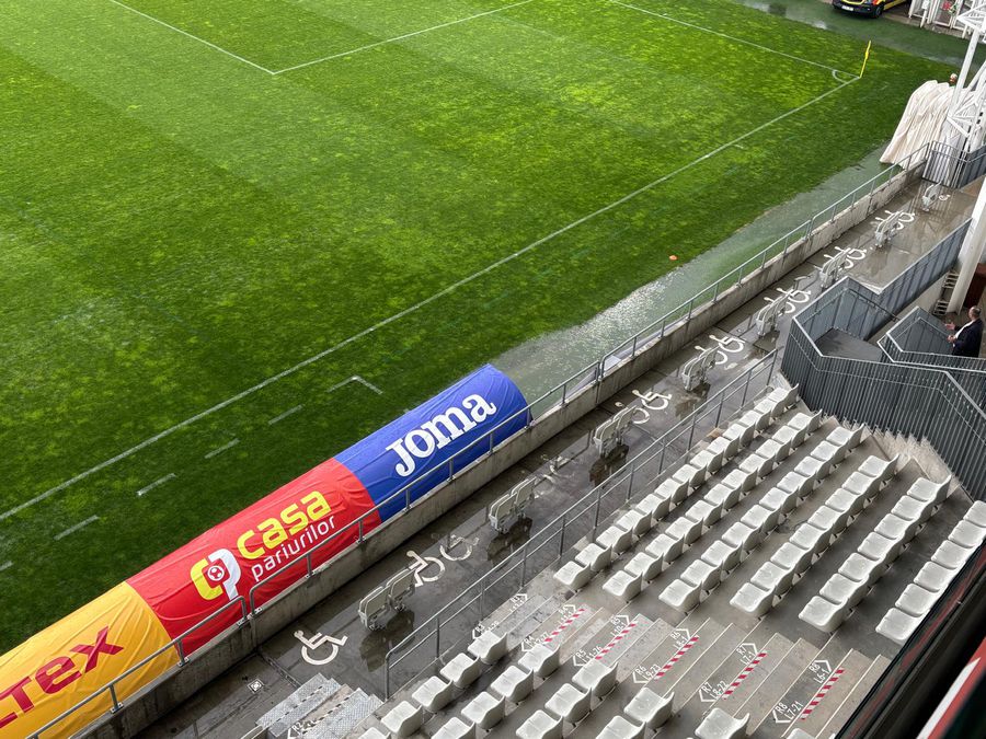 Imagini neconvenționale! Probleme grave la stadionul de 37 de milioane: meci întrerupt două ore » Aici va juca Dinamo în play-off