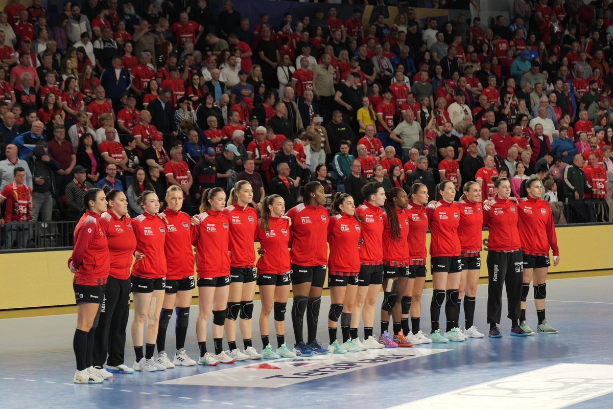 Cum s-a trăit Liga Campionilor la Bistrița: seism în sală, comando pe parchet, fete descălțate, mingi în figură și un antrenor ireal de calm!