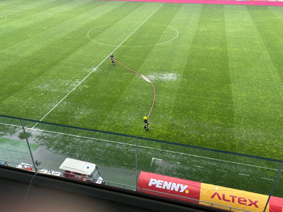 Imagini neconvenționale! Probleme grave la stadionul de 37 de milioane: meci întrerupt două ore » Aici va juca Dinamo în play-off