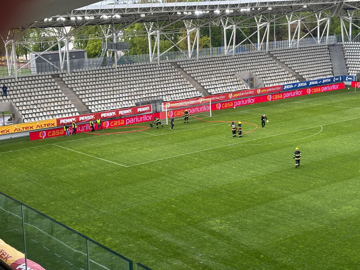 Imagini neconvenționale! Probleme grave la stadionul de 37 de milioane: meci întrerupt două ore » Aici va juca Dinamo în play-off
