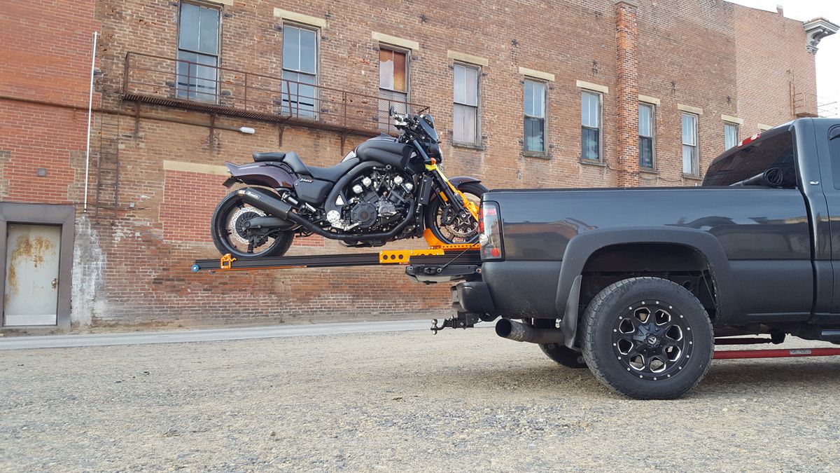 Vrei să transporți o motocicletă singur? Uite o soluție fabricată în România