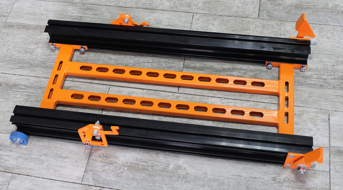 Vrei să transporți o motocicletă singur? Uite o soluție fabricată în România