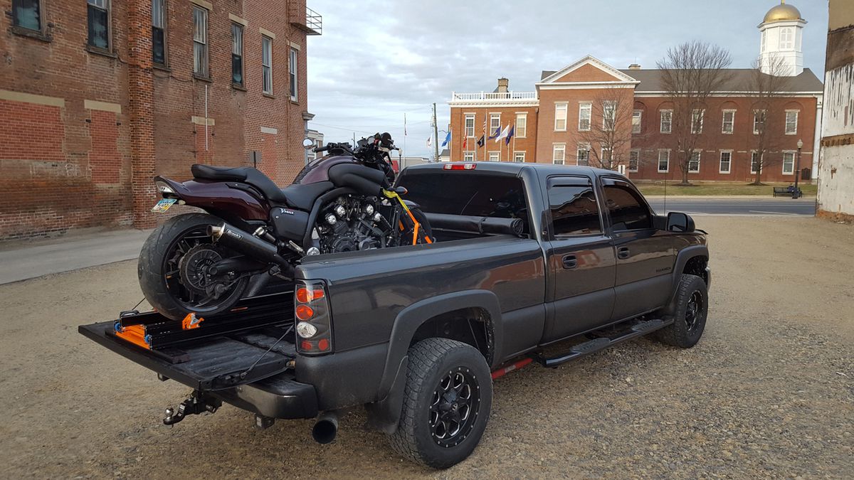 Vrei să transporți o motocicletă singur? Uite o soluție fabricată în România