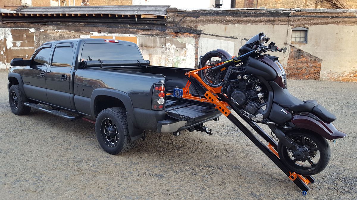 Vrei să transporți o motocicletă singur? Uite o soluție fabricată în România