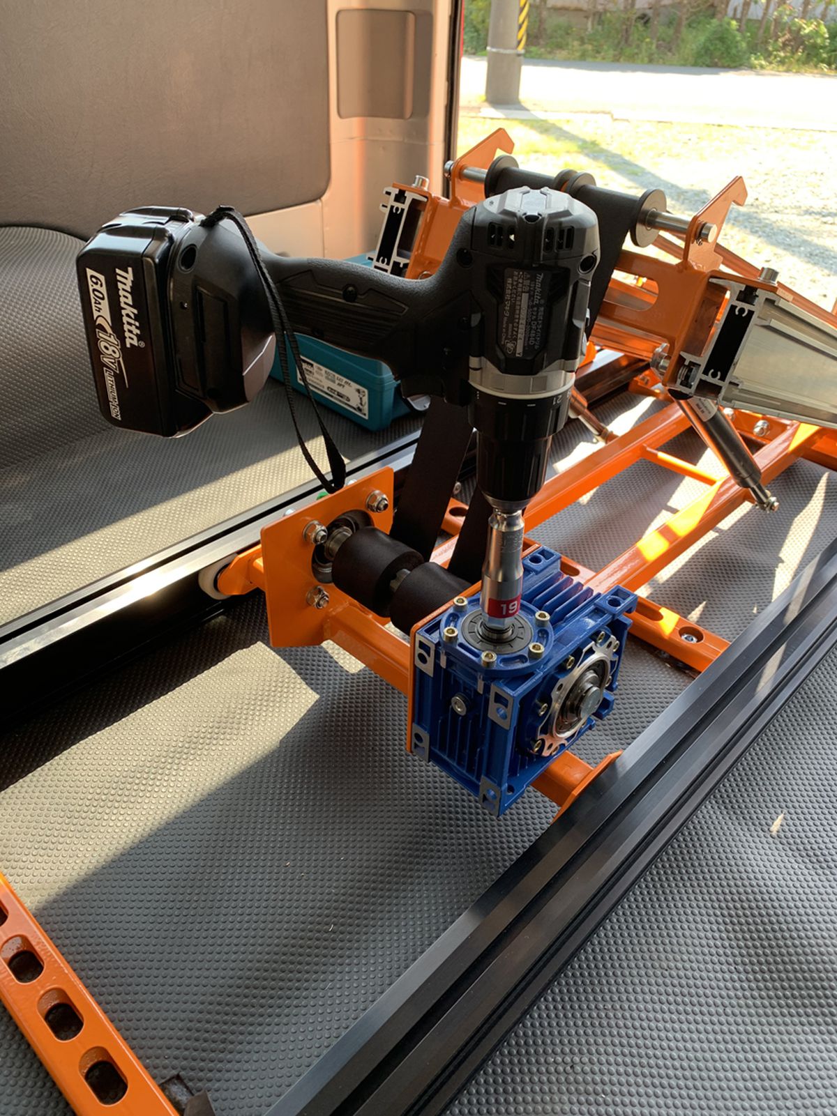 Vrei să transporți o motocicletă singur? Uite o soluție fabricată în România