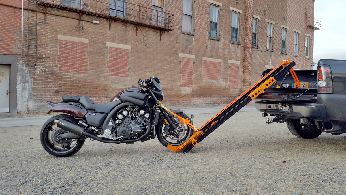 Vrei să transporți o motocicletă singur? Uite o soluție fabricată în România