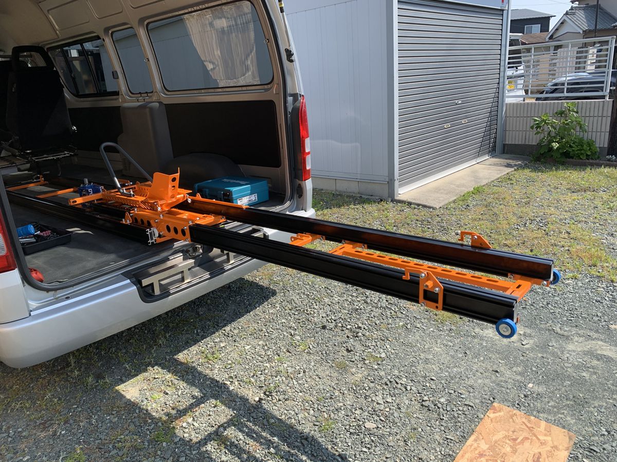 Vrei să transporți o motocicletă singur? Uite o soluție fabricată în România