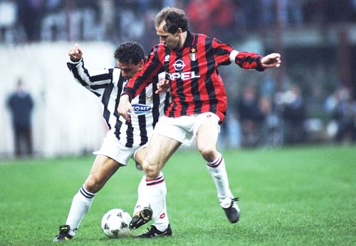 Franco Baresei, în tricoul lui Milan, contra lui Roberto Baggio, foto: Guliver/gettyimages