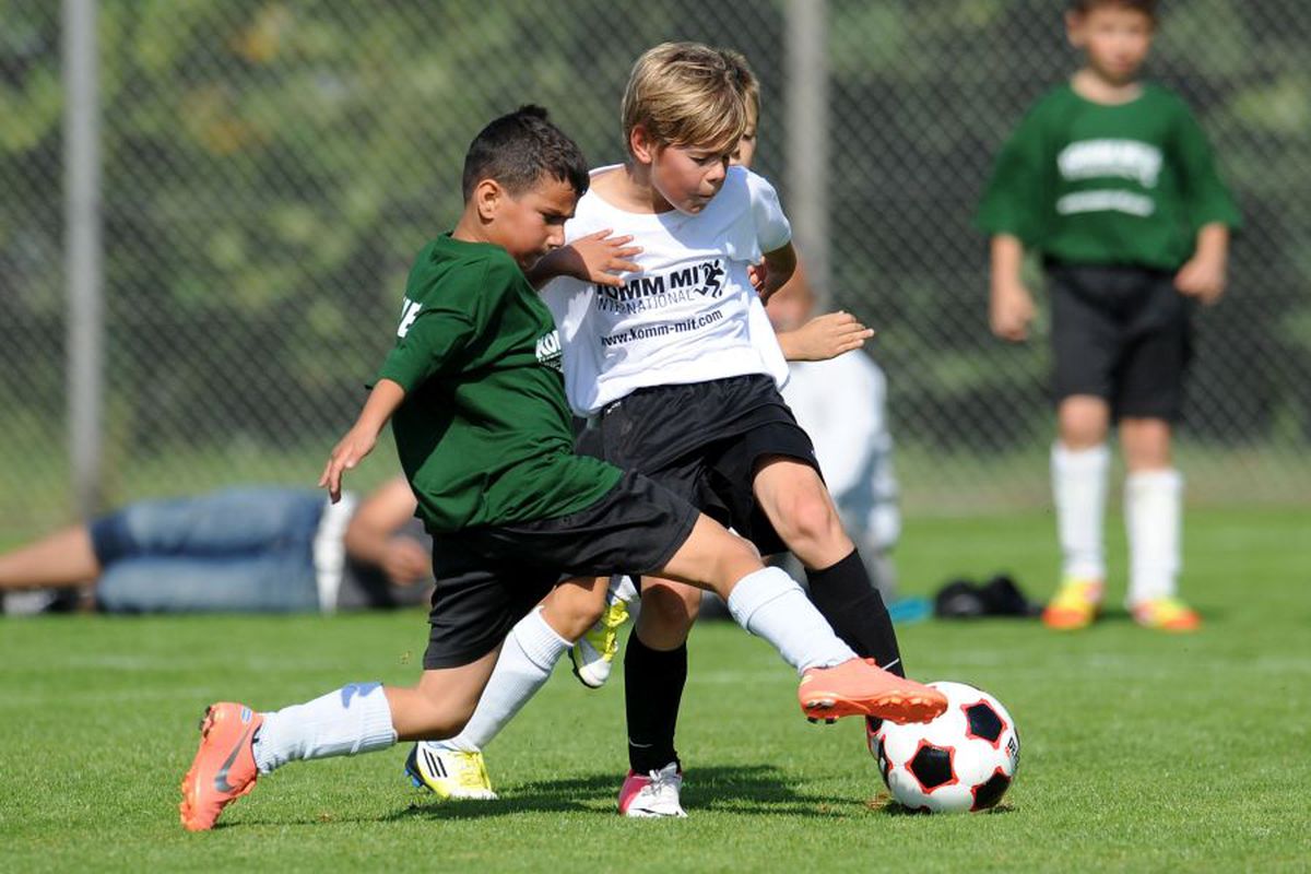 COVID-19. Amenzi CONSISTENTE dacă ești prins cu prietenii la fotbal » Ce spune legea