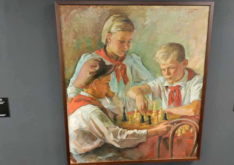 Pionieri jucând șah sau ilustrarea anticului concept Mens sana in corpore sano adaptat la comandamentele artei proletcultiste O vizită la CSA