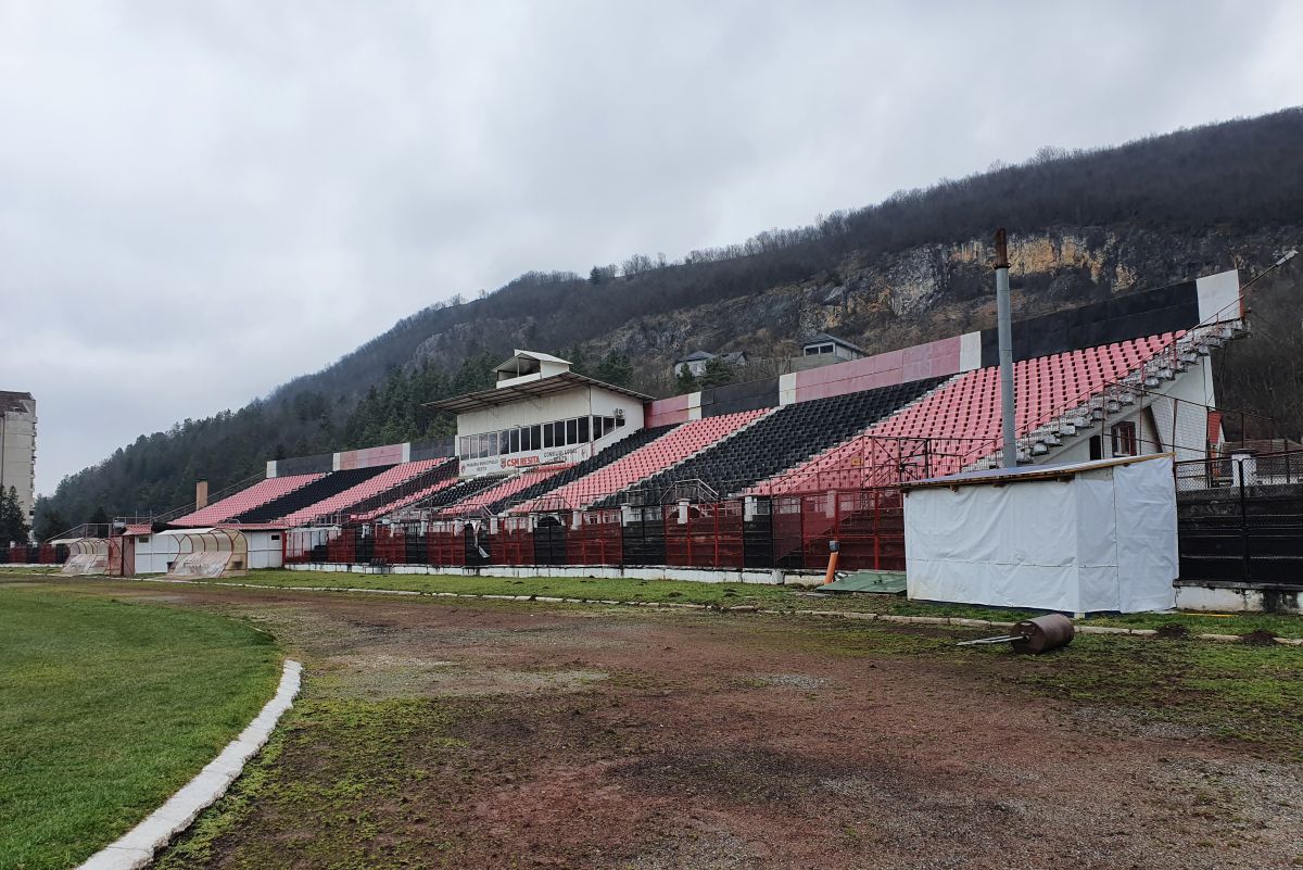 Plânge Valea Domanului » Stadionul „Mircea Chivu”, din Reșița, vechi de aproape un secol, își trăiește în uitare ultimii ani