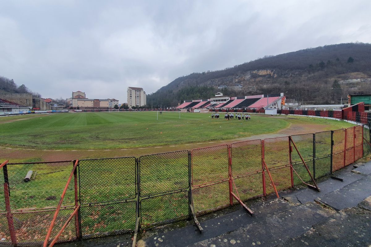 Plânge Valea Domanului » Stadionul „Mircea Chivu”, din Reșița, vechi de aproape un secol, își trăiește în uitare ultimii ani