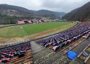 Plânge Valea Domanului » Stadionul „Mircea Chivu”, din Reșița, vechi de aproape un secol, își trăiește în uitare ultimii ani