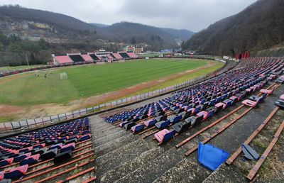 Plânge Valea Domanului » Stadionul „Mircea Chivu”, din Reșița, vechi de aproape un secol, își trăiește în uitare ultimii ani