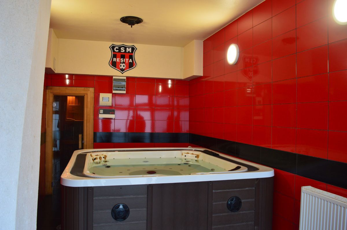 Plânge Valea Domanului » Stadionul „Mircea Chivu”, din Reșița, vechi de aproape un secol, își trăiește în uitare ultimii ani