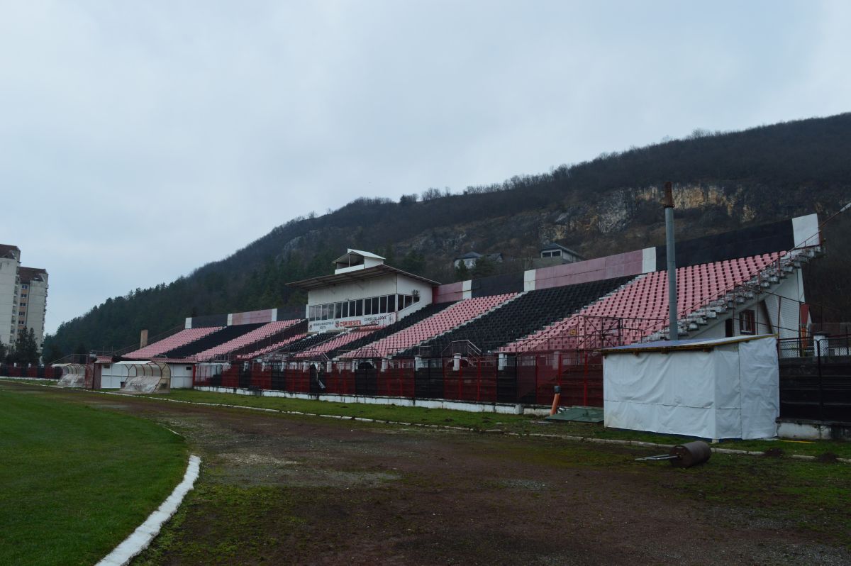Plânge Valea Domanului » Stadionul „Mircea Chivu”, din Reșița, vechi de aproape un secol, își trăiește în uitare ultimii ani