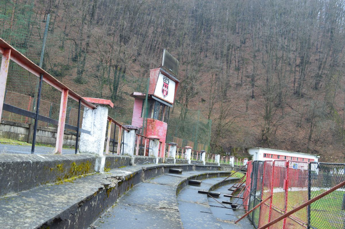 Plânge Valea Domanului » Stadionul „Mircea Chivu”, din Reșița, vechi de aproape un secol, își trăiește în uitare ultimii ani