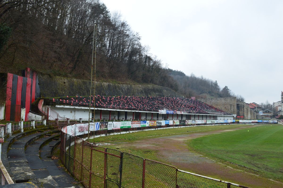 Plânge Valea Domanului » Stadionul „Mircea Chivu”, din Reșița, vechi de aproape un secol, își trăiește în uitare ultimii ani
