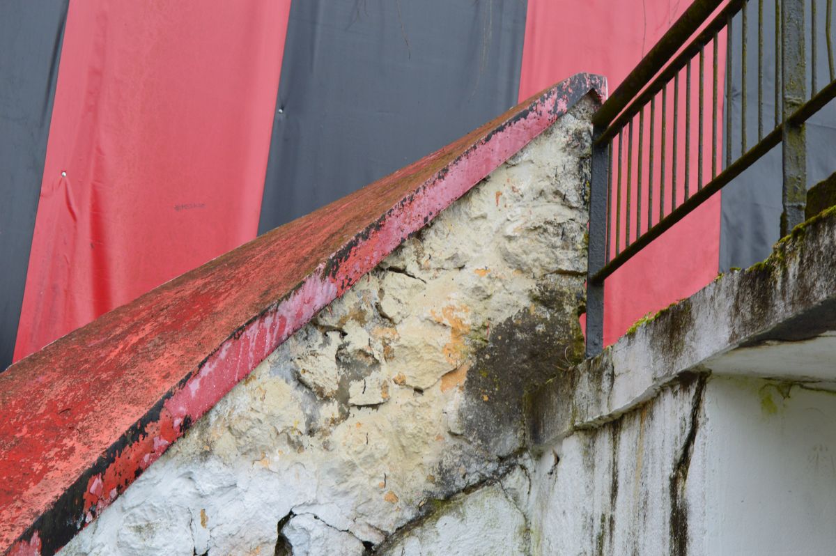 Plânge Valea Domanului » Stadionul „Mircea Chivu”, din Reșița, vechi de aproape un secol, își trăiește în uitare ultimii ani