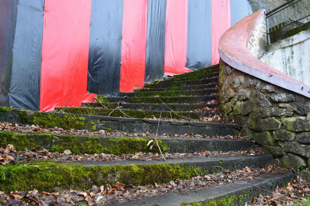 Plânge Valea Domanului » Stadionul „Mircea Chivu”, din Reșița, vechi de aproape un secol, își trăiește în uitare ultimii ani