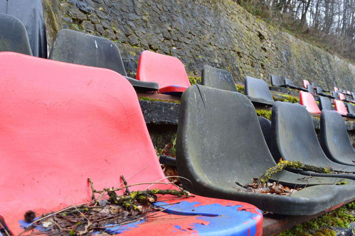 Plânge Valea Domanului » Stadionul „Mircea Chivu”, din Reșița, vechi de aproape un secol, își trăiește în uitare ultimii ani