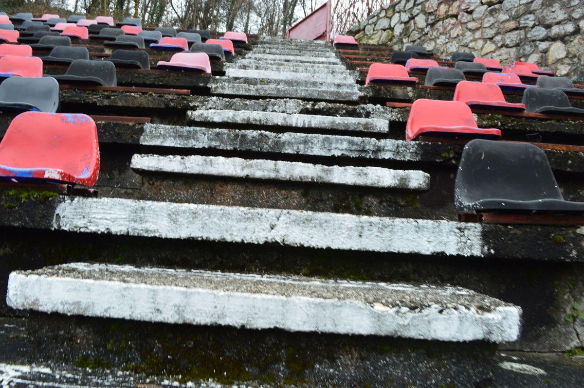 Plânge Valea Domanului » Stadionul „Mircea Chivu”, din Reșița, vechi de aproape un secol, își trăiește în uitare ultimii ani