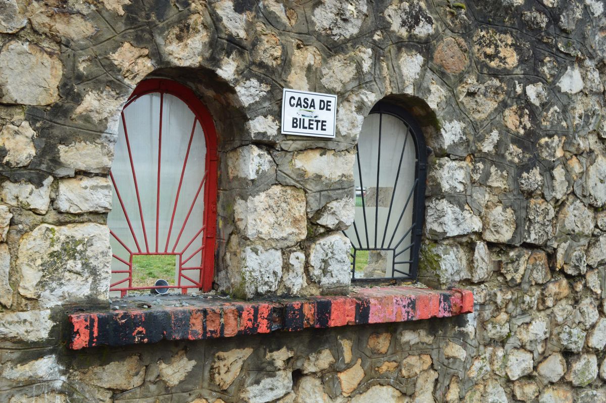 Plânge Valea Domanului » Stadionul „Mircea Chivu”, din Reșița, vechi de aproape un secol, își trăiește în uitare ultimii ani