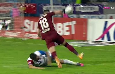 Colțescu, o singură eroare în prima repriză » CFR a cerut penalty, reluările TV au arătat altceva